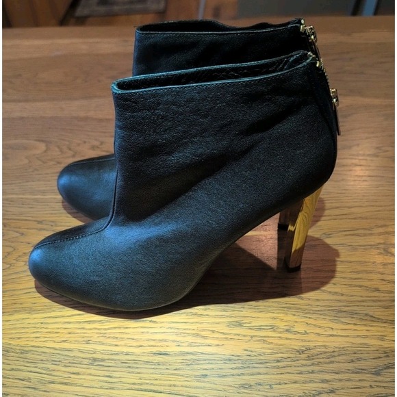 Tory Burch Corbet Black Leather Gold Heels Logo Pointed Toe Zip Women's Sz 10.5 - Picture 3 of 8